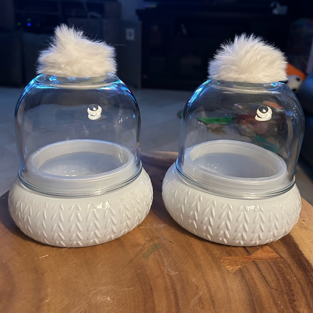 1 White Christmas snow globes